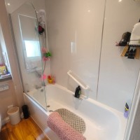 Jean Armour Gardens, Kirkcaldy KY2 6HB: Shower over bath